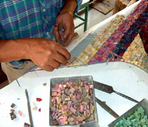 Maestro mosaicista al lavoro